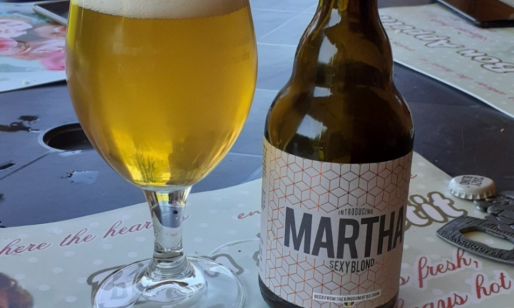 Martha Sexy Blond bier en glas